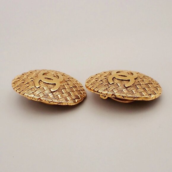 CHANEL CC Logo Oval Button Earrings 29 Clip-On Gold GHW France Vintage - Picture 11 of 13